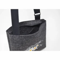 Trachtentasche aus Wollfilz mit Gebirgslandschaft und Edelweiß