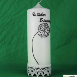 Trauerkerze in elfenbein "In lieber Erinnerung" mit Pusteblume und Klöppelspitze, handbeschriftet, Gedenkkerze