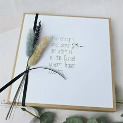 Trauerset - Trauerbox mit Karte, Erinnerungssteine, Kerzenständer und Erinnerungskerze mit Spruch und Blumen dekoriert