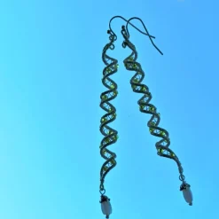 Traumhafte funkelnde lange Ohrringe grün weiß handmade Spiralperle silberfarben Brautschmuck