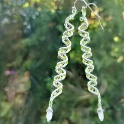 Traumhafte funkelnde lange Ohrringe grün weiß handmade Spiralperle silberfarben Brautschmuck