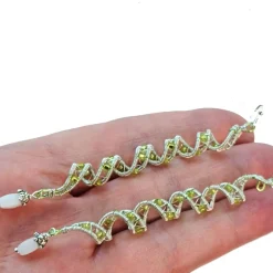 Traumhafte funkelnde lange Ohrringe grün weiß handmade Spiralperle silberfarben Brautschmuck
