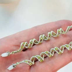 Traumhafte funkelnde lange Ohrringe grün weiß handmade Spiralperle silberfarben Brautschmuck