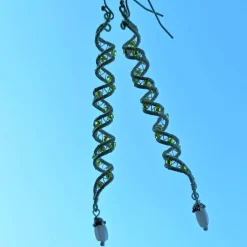 Traumhafte funkelnde lange Ohrringe grün weiß handmade Spiralperle silberfarben Brautschmuck