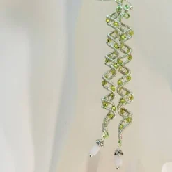 Traumhafte funkelnde lange Ohrringe grün weiß handmade Spiralperle silberfarben Brautschmuck