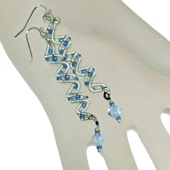 Traumhafte funkelnde lange Ohrringe blau handmade Spiralperle silberfarben Brautschmuck Schlangenperle