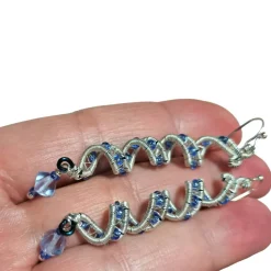 Traumhafte funkelnde lange Ohrringe blau handmade Spiralperle silberfarben Brautschmuck Schlangenperle