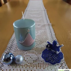 türkise Weihnachtskerze mit stilisiertem Weihnachtsbaum