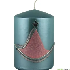 türkise Weihnachtskerze mit stilisiertem Weihnachtsbaum
