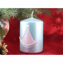 türkise Weihnachtskerze mit stilisiertem Weihnachtsbaum