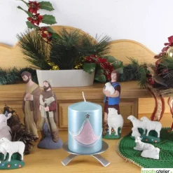 türkise Weihnachtskerze mit stilisiertem Weihnachtsbaum