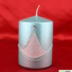 türkise Weihnachtskerze mit stilisiertem Weihnachtsbaum