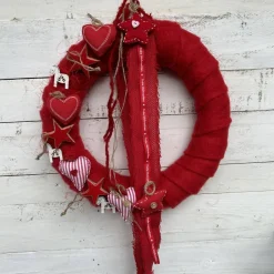 Türkranz Skandi Stil aus Filzwolle mit Stoffherzen & Sternen – Winterkranz rot-weiß handgemacht