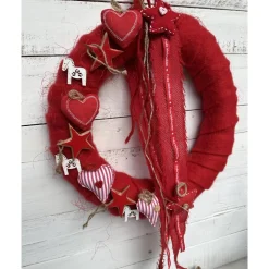 Türkranz Skandi Stil aus Filzwolle mit Stoffherzen & Sternen – Winterkranz rot-weiß handgemacht