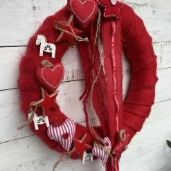 Türkranz Skandi Stil aus Filzwolle mit Stoffherzen & Sternen – Winterkranz rot-weiß handgemacht