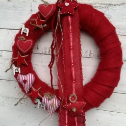 Türkranz Skandi Stil aus Filzwolle mit Stoffherzen & Sternen – Winterkranz rot-weiß handgemacht