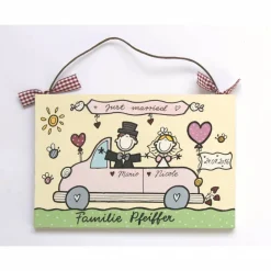 Türschild aus Holz mit Name personalisiert - exklusives Hochzeitsgeschenk für das Brautpaar - besonderes Geschenk zum Hochzeitstag - individuelles Haustürschild mit Braut und Bräutigam in einem Auto