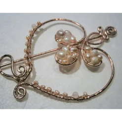 Tuchnadel celtic knot Herz 90 x 100 Millimeter mit Süßwasserperlen rosa Aluminium Farbe rosegold Muttertagsgeschenk