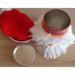 Umhäkelte Blechdose zur Aufbewahrung von vielen Dingen - Weihnachtsmann mit Kulleraugen