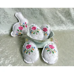 Upcycling Osterhase nähen – Deko aus einer alten Mitteldecke mit Blumenmuster