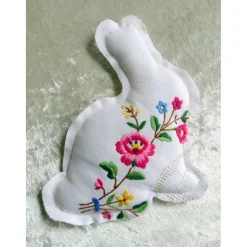 Upcycling Osterhase nähen – Deko aus einer alten Mitteldecke mit Blumenmuster