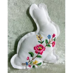 Upcycling Osterhase nähen – Deko aus einer alten Mitteldecke mit Blumenmuster