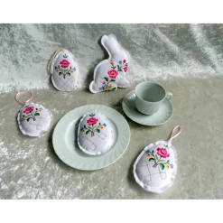 Upcycling Osterhase nähen – Deko aus einer alten Mitteldecke mit Blumenmuster