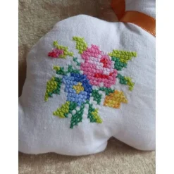 Upcycling Osterhase nähen – Deko aus alter Mitteldecke mit Kreuzstich