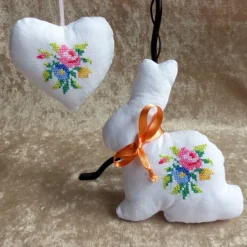 Upcycling Osterhase nähen – Deko aus alter Mitteldecke mit Kreuzstich