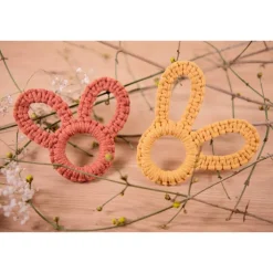 Verspielte Makramee Hasenohren als Osterdeko oder Serviettenring | Geschenkidee aus Baumwolle