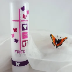 verspielte Taufkerze für Mädchen mit Schmetterlingen