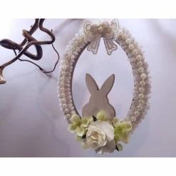 Verspielte weiße Osterhasen Deko mit Spitze Perlen Rosen