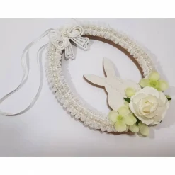 Verspielte weiße Osterhasen Deko mit Spitze Perlen Rosen