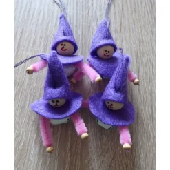 vier kleine Filzwichtel mit Glöckchen - lila-rosa-weiß