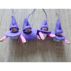 vier kleine Filzwichtel mit Glöckchen - lila-rosa-weiß