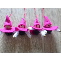 vier kleine Filzwichtel mit Glöckchen - pink-weiß-schwarz