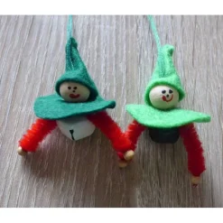 vier kleine Filzwichtel mit Glöckchen - (2x grün-rot-weiß + 2x grün-rot-schwarz)