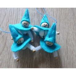 vier kleine Filzwichtel mit Glöckchen - türkis-weiß
