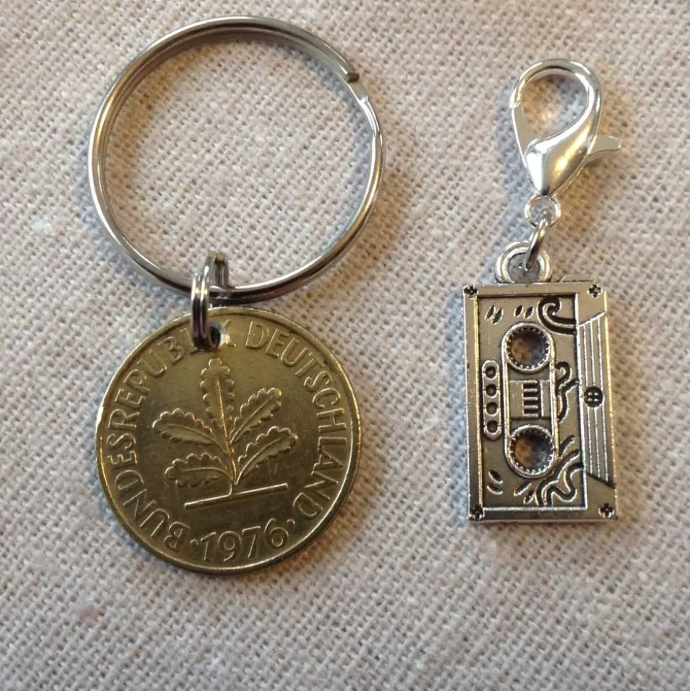 Vintage Geschenkset: Schlüsselanhänger mit alter Münze & Kassetten-Anhänger