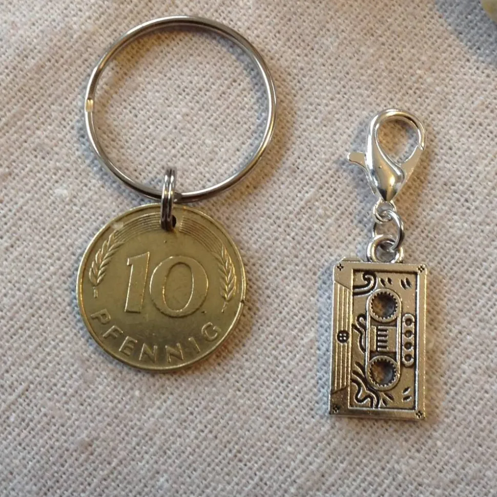Vintage Geschenkset: Schlüsselanhänger mit alter Münze & Kassetten-Anhänger