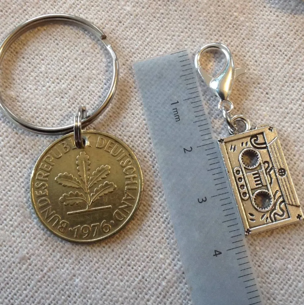 Vintage Geschenkset: Schlüsselanhänger mit alter Münze & Kassetten-Anhänger