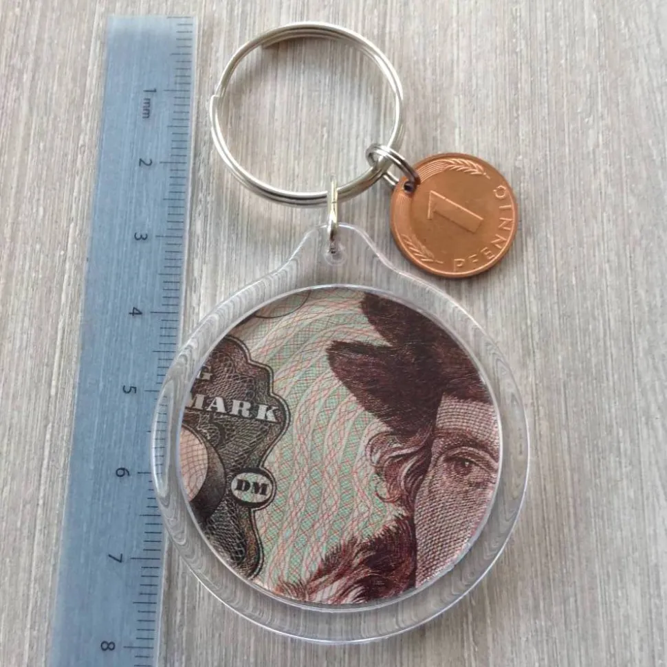 Vintage Schlüsselanhänger mit Glückspfennig und 50-Mark-Schein-Duplikat