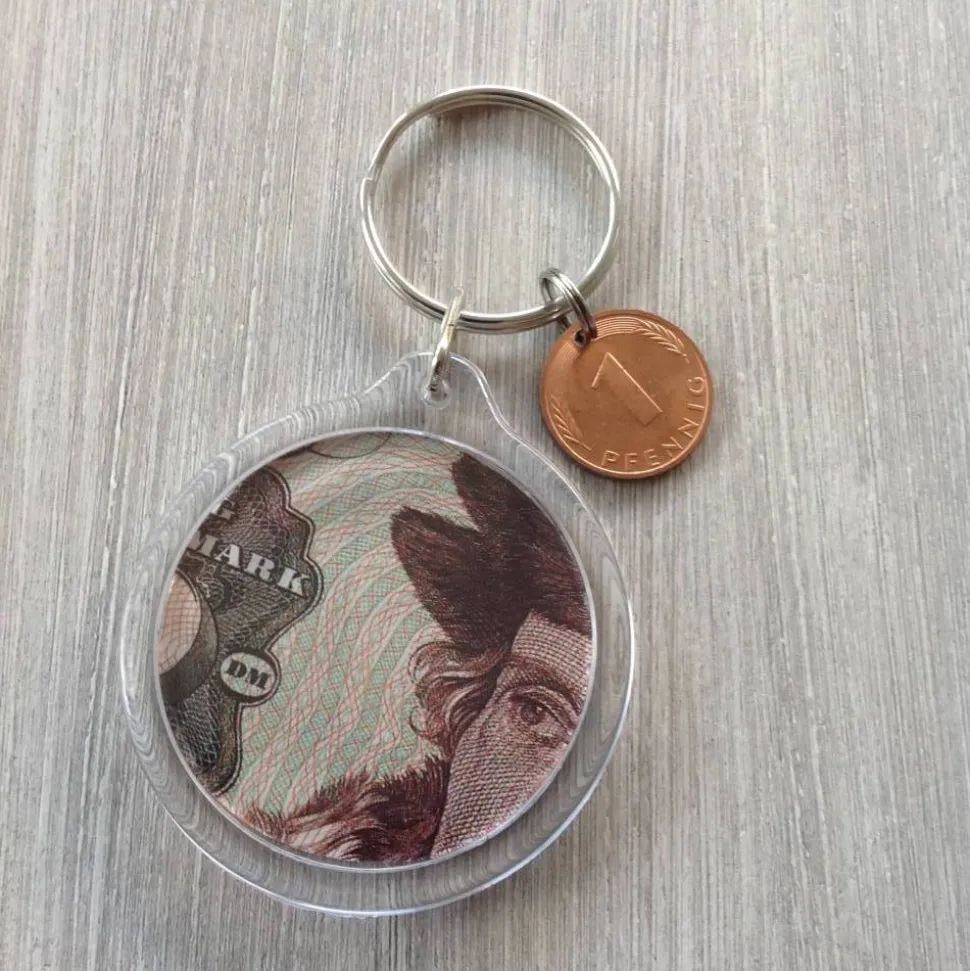 Vintage Schlüsselanhänger mit Glückspfennig und 50-Mark-Schein-Duplikat