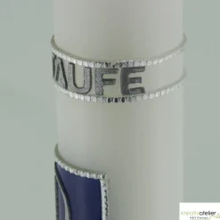 von Hand verzierte, schlichte weiße Taufkerze in enzian oder rosa mit Pax, Fisch und Wellen, Schriftzug -Hl. Taufe-