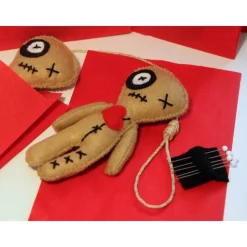 Voodoo Puppe aus Filz handgenäht und bestickt, ein ideales Nadelkissen, Deko für Halloween, Hexen