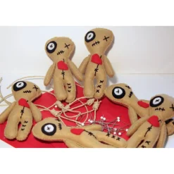 Voodoo Puppe aus Filz handgenäht und bestickt, ein ideales Nadelkissen, Deko für Halloween, Hexen