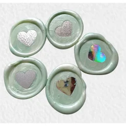 Wachssiegel mit bunten Hologramm Herzen – 50 handgemachte, selbstklebende Siegelaufkleber, Unikat