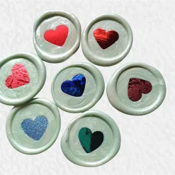 Wachssiegel mit bunten Hologramm Herzen – 50 handgemachte, selbstklebende Siegelaufkleber, Unikat