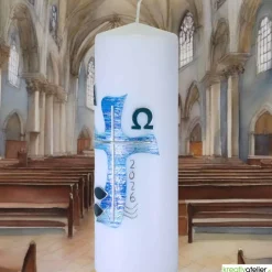 Wasser des Lebens – Moderne Osterkerze religiös mit blauem Kreuz in Wellenform, Fischen & Wellen