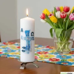 Wasser des Lebens – Moderne Osterkerze religiös mit blauem Kreuz in Wellenform, Fischen & Wellen